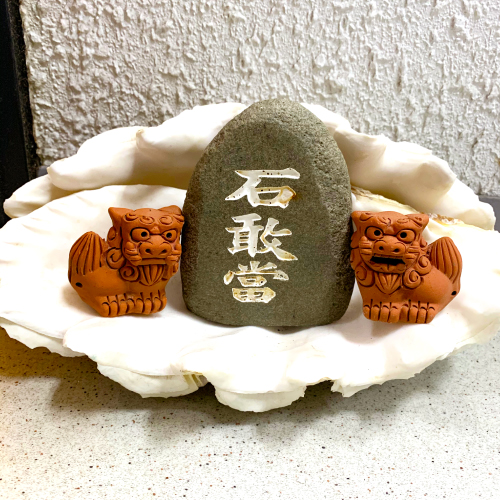 シーサーとシャコ貝